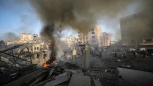 Los aviones de ocupación bombardearon varias casas en Al-Mughraqa y la ciudad vecina de Al-Zahraa; así como dispararon varios proyectiles en la zona occidental de Deir al-Balah.