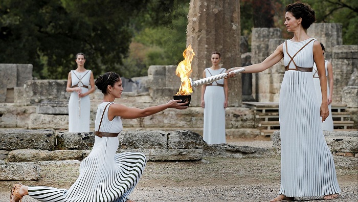 Varios portadores, por relevos, llevarán la antorcha con la llama en un viaje de miles de kilómetros a través de Grecia, hasta ser entregada a los organizadores de los Juegos Olímpicos de París, en Atenas, el próximo 26 de abril.