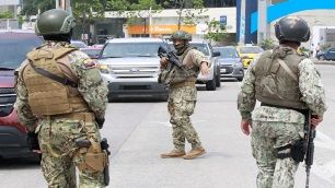 Policías y militares ecuatorianos custodian la zona del ataque al alcalde José Sánchez para iniciar las investigaciones de rigor.