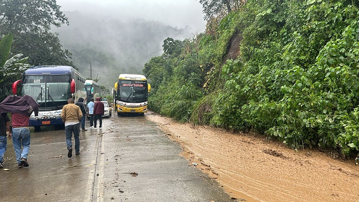 Por otra parte, debido a las lluvias presentes en el sector, se produjo un aluvión que afectó a los recintos de Piñanpungo y El Citado.