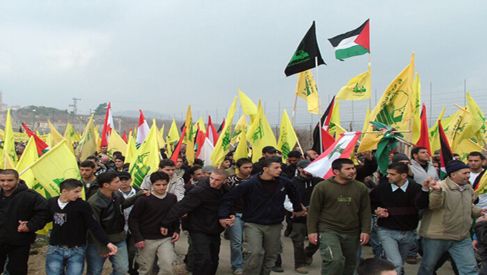 Simpatizantes de Hézbola celebran ataques de la Resistencia Islámica contra asentamientos isralíes.