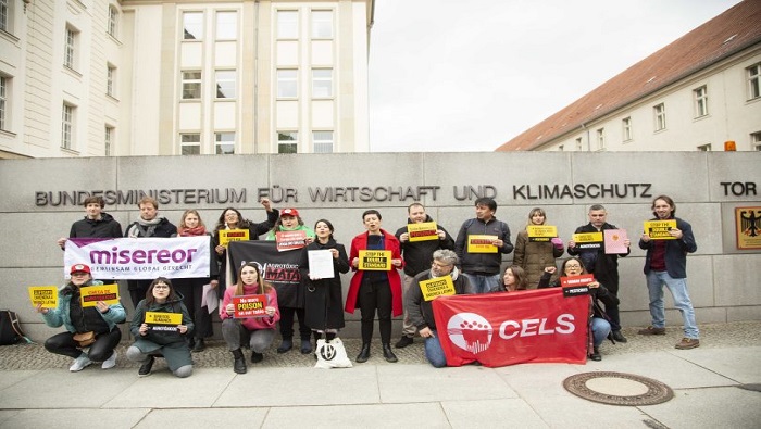 Promoventes de la denuncia contra Bayer se congregaron frente a la sede del Ministerio de Economía alemán.