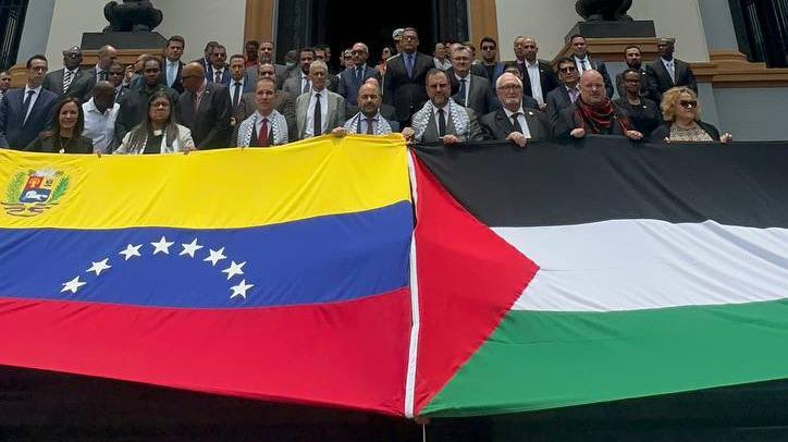 The Palestine and Venezuela delegations in the Bolívar's Pantheon in Caracas, Venezuela.