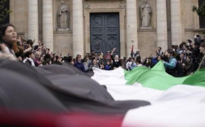  Francia despliega policía antidisturbios y recorta fondos para sofocar las protestas universitarias en Gaza.