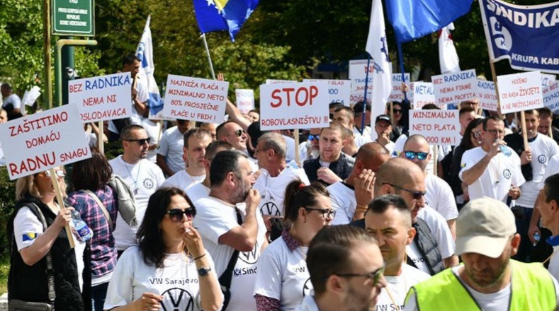 El Sindicato de Trabajadores Metalúrgicos de la Federación de Bosnia y Herzegovina efectuó una caminata de protesta este Día de los Trabajadores. Los participantes se reunieron frente a la Casa de los Sindicatos y caminaron hacia el edificio del Gobierno, en Sarajevo, la capital del país.