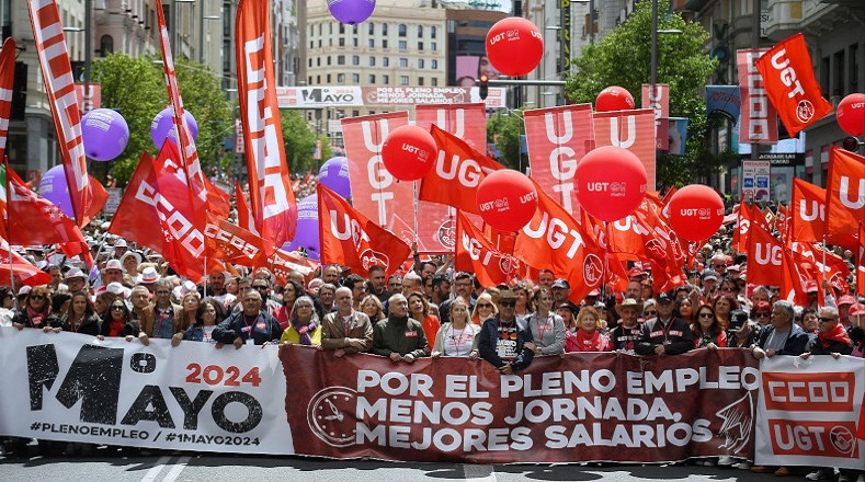 Las ciudades españolas presenciaron más de 70 manifestaciones por el Día del Trabajador. Los sindicatos Unión General de Trabajadores (UGT) y Comisiones Obreras (CCOO) caminaron bajo el lema "Por el pleno empleo: menor jornada, mejores salarios", con el fin de pedir al Gobierno más avances en la agenda política y social.
