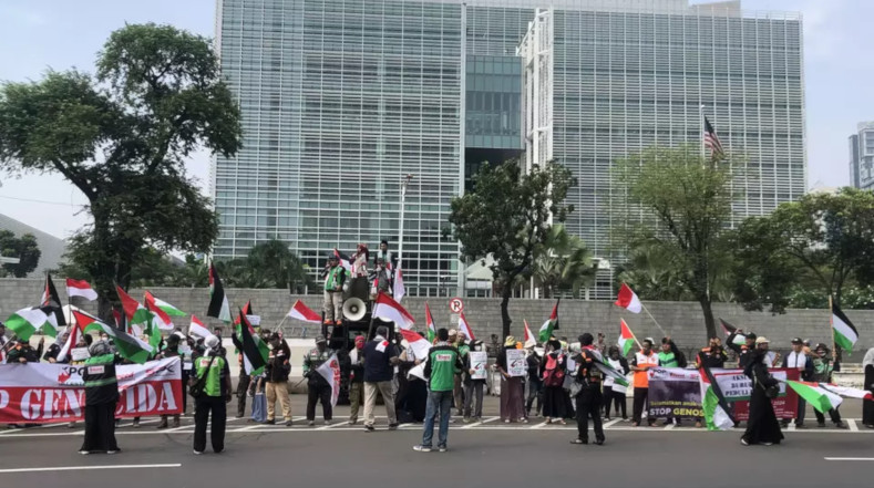 Miles de trabajadores se manifestaron en Yakarta para conmemorar el Día Internacional de los Trabajadores. Presentaron varias demandas, incluida la derogación de la Ley Ómnibus sobre Creación de Empleo, el fin de la subcontratación y los bajos salarios. Además expresaron su solidaridad con el pueblo de Palestina.