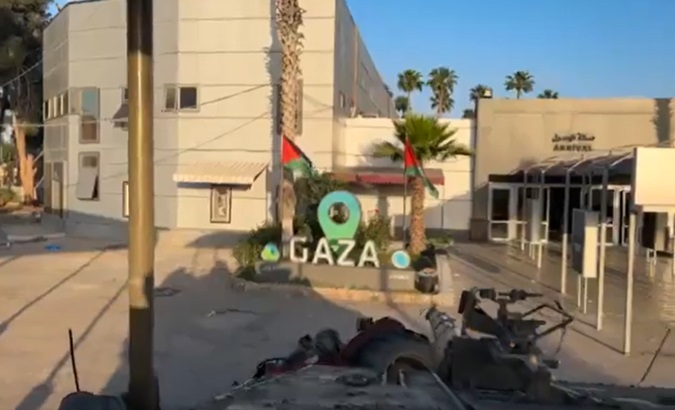 Zionist tanks destroy a roundabout with a sign with the name of Gaza, May 7, 2024.