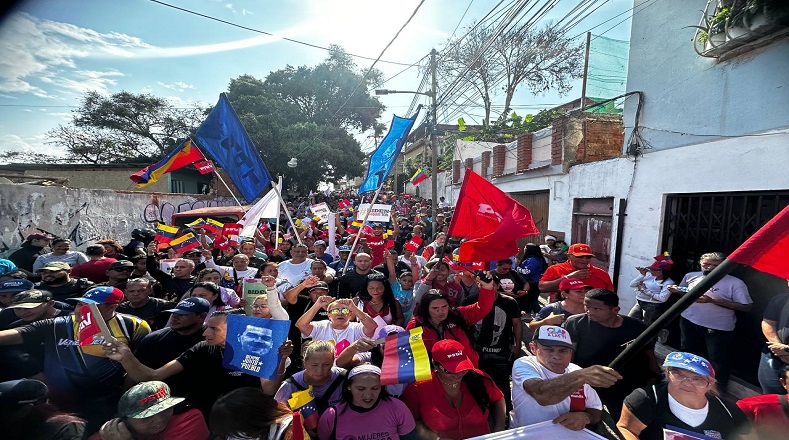 El pasado lunes 29 de abril habitantes de la parroquia caraqueña La Pastora salieron a manifestarse contra del bloqueo y las sanciones ilegales impuestas por el imperialismo .