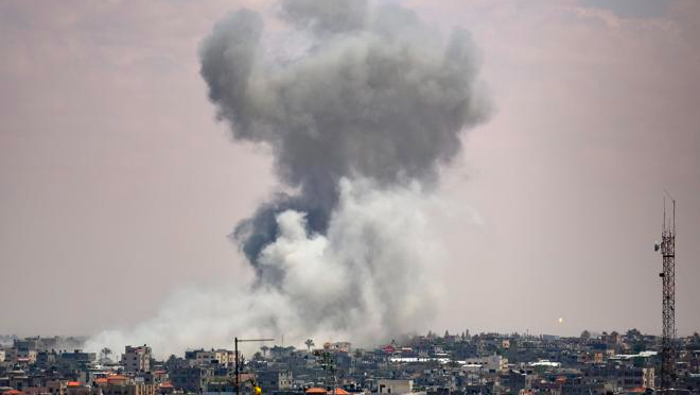 En los barrios de la ciudad de Gaza, particularmente en los barrios de Al-Zaytoun, Tal Al-Hawa y Al-Sabra, los aviones de ocupación israelíes dispararon contra personas que se movían.