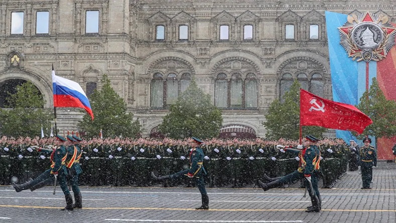 Al concluir el desfile, el jefe de estado denunció que “toda la comunidad occidental” trabaja para Ucrania en su guerra con Rusia. 