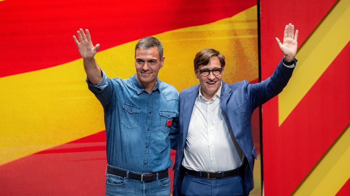 Salvador Illa (right), head of the Socialist Catalan Party (PSC) and Spanish government president Pedro Sánchez (left).