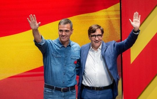 Salvador Illa (right), head of the Socialist Catalan Party (PSC) and Spanish government president Pedro Sánchez (left).