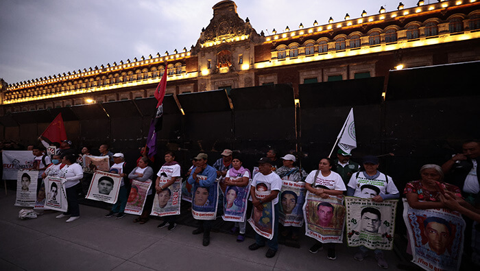 Familiares y simpatizantes de los 43 estudiantes desaparecidos de Ayotzinapa reclaman justicia.