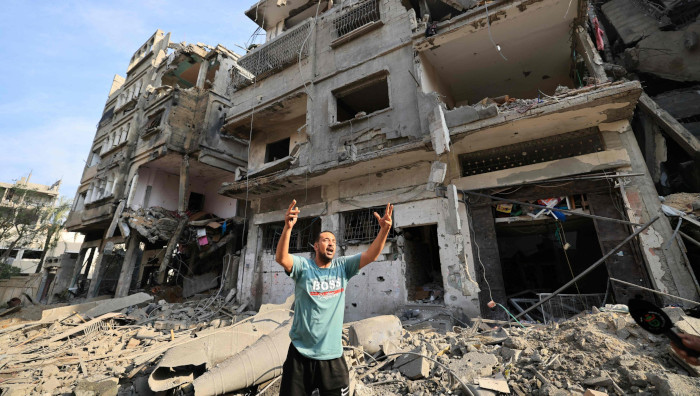 Casi dos docenas de hospitales de Gaza ya no funcionan, y la docena restante sólo lo hace parcialmente.