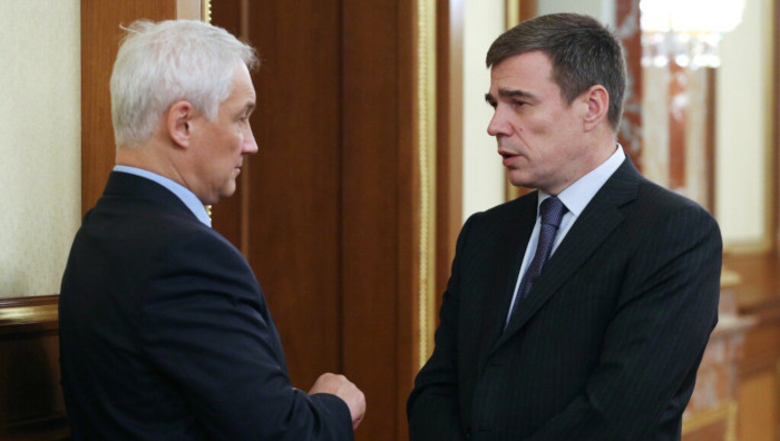 Oleg Savelyev ( a la izquierda junto con el nuevo ministro de Defensa se convirtió en el nuevo subdirector del Ministerio de Defensa y jefe del aparato del Ministerio de Defensa