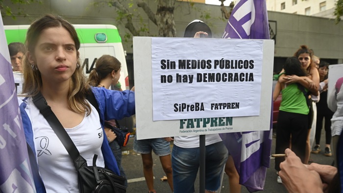 El Sindicato de Prensa de Buenos Aires (Sipreba) emitió una nota exigiendo a los senadores y senadoras que defiendan los medios públicos, rechazando su privatización.