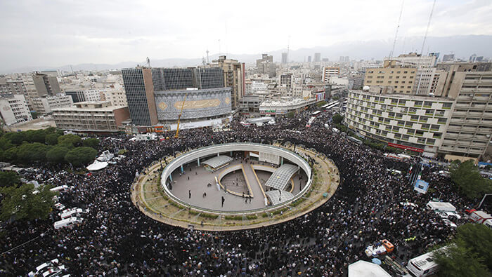 Miles de iraníes se concentraron en la ciudad de Teherán para rendir homenaje al presidente Ibrahim Raisí.