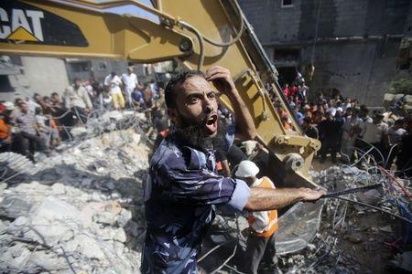 A Palestinian policeman reacts as rescue workers search for victims under the rubble of a house, which witnesses said was destroyed in an Israeli air strike, in Rafah in the southern Gaza Strip August 21, 2014. (Photo:Reuters)
