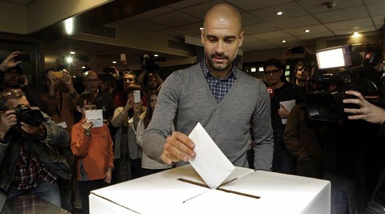 El entrenador del Bayern Múnich, Pep Guardiola, deposita su voto en la Via Augusta de Barcelona, durante la jornada participativa.