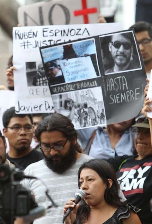 Periodistas mexicanos mostraron su indignación por el asesinato del fotoperiodista Rubén Espinosa.