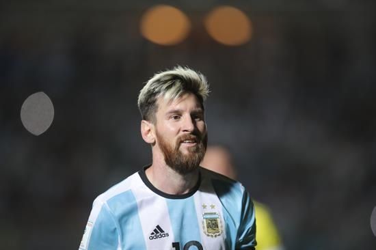 El futbolista argentino y delantero del Barcelona, Lionel Messi, así como su padre, Jorge Oracio, fueron condenados por la Audiencia Provisional de Barcelona a 21 meses de cárcel por fraude fiscal.