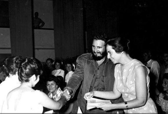 Fidel Castro y Vilma Espín durante la constitución de la Federación de Mujeres Cubanas, (FMC) surgida de la unidad de todas las organizaciones femeninas existentes en el país. Foto: Cubadebate