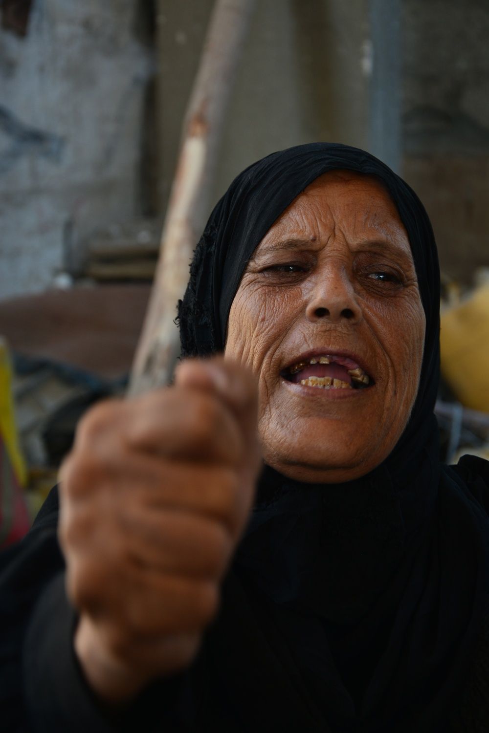 Abuela palestina muestra su indignación después de mostrarnos la destrucción de todo un barrio