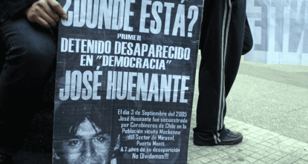Afiche con el rostro del adolescente de origen mapuche, desaparecido en 2005.
