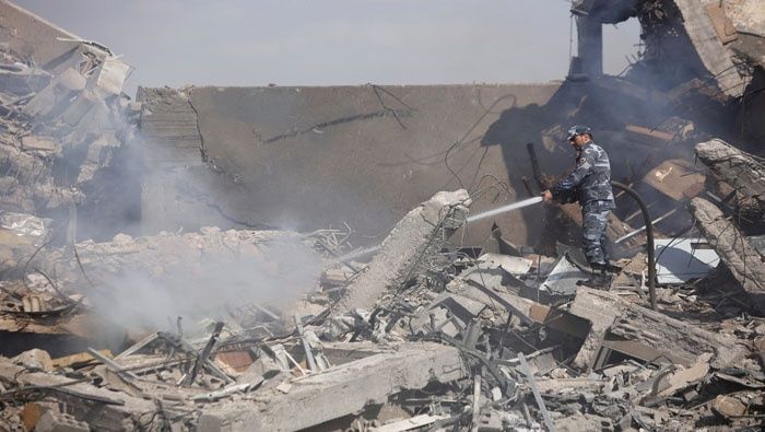 Bombero sirio en el destruido Centro de Investigación Científica en Damasco. Foto: Reuters