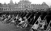 Durante el primer Desfile de la Victoria, el 24 de junio de 1945, los soldados soviéticos arrojaron ante la muralla del Kremlin las banderas de la maquinaria de guerra alemana.