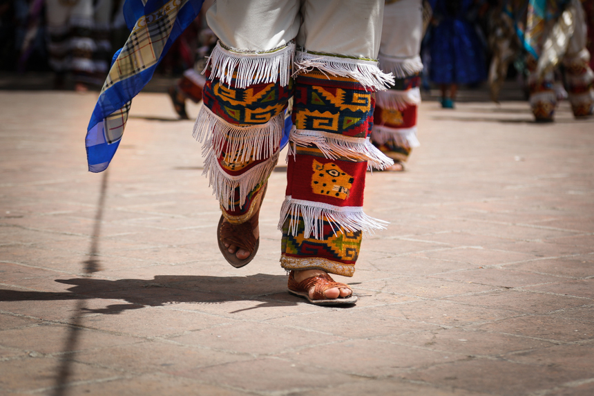 El resto de los bailarines representan los cuerpos celestes. Los españoles trajeron esta danza a los indios zapotecas.
