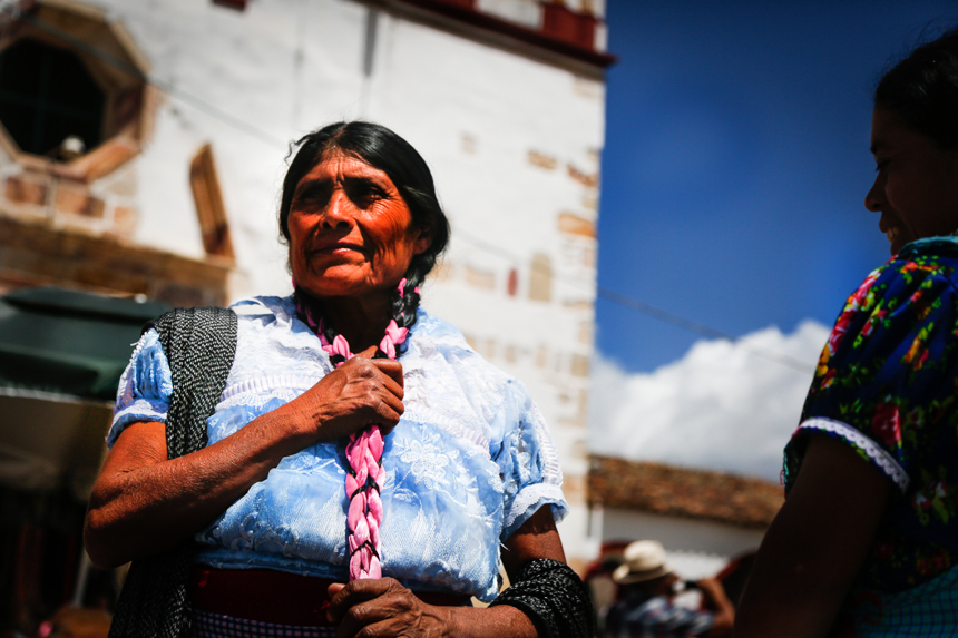 Una mujer disfruta de la celebración en Teotitlán del Valle.