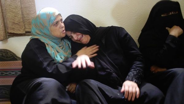 Familiares de cuatro hermanos palestinos asesinados por un ataque aéreo israelí, lloran durante su funeral en Khan Younis, en el sur de la Franja de Gaza. (Foto: Reuters)