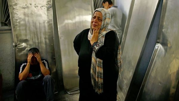 Una mujer llora en una mogue de Gaza.  (Foto: Reuters)