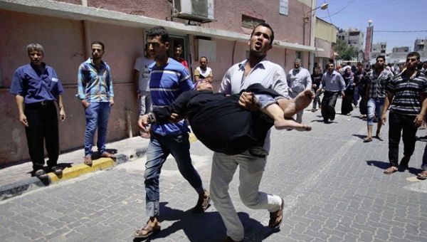 Un palestino lleva en brazos a una mujer que resultó herida en ataque a hospital de Gaza. (Foto: Reuters)