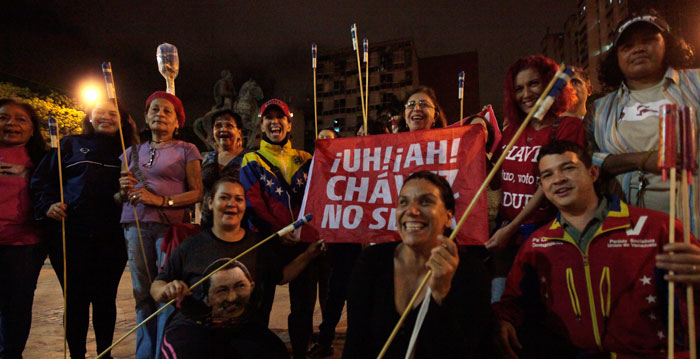 "Uh, ah, Chávez no se va", reza una pancarta en Caracas, donde desde la madrugada el pueblo en las calles celebra el 60 aniversario del natalicio de su líder, Hugo Chávez. (Foto: AVN)
