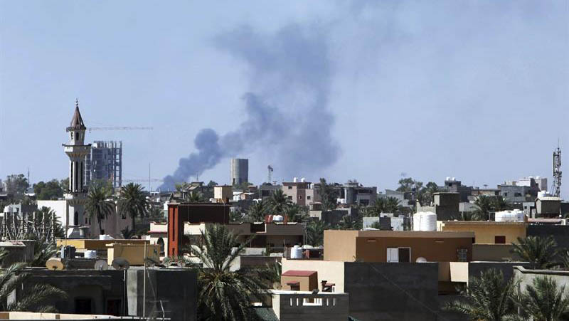 El Gobierno de Libia ha pedido ayuda internacional para tratar de contener el desastre en la carretera que conduce al aeropuerto. (Foto: EFE)