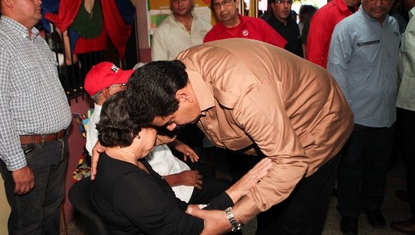 El presidente Maduro saluda a Elena Frías, madre del líder revolucionario