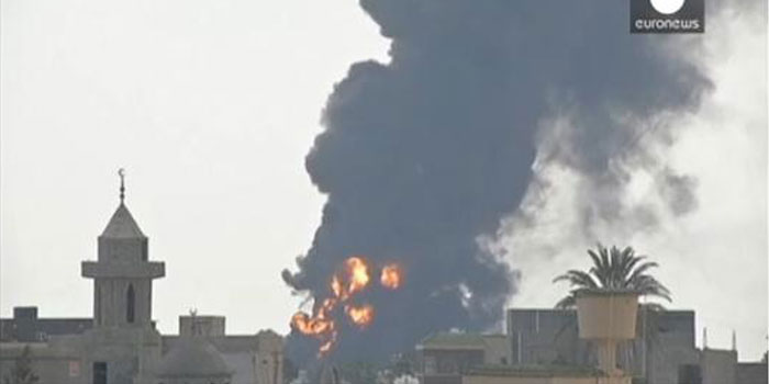 Libia pide ayuda intencional para combatir un incendio fuera de control en un depósito de combustible.