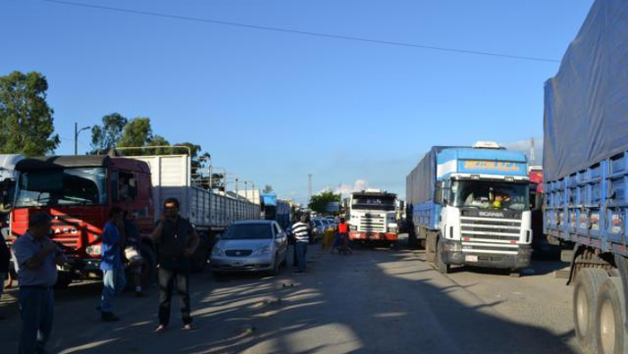 Camioneros paraguayos cierran entradas a Asunción por costo del peaje.