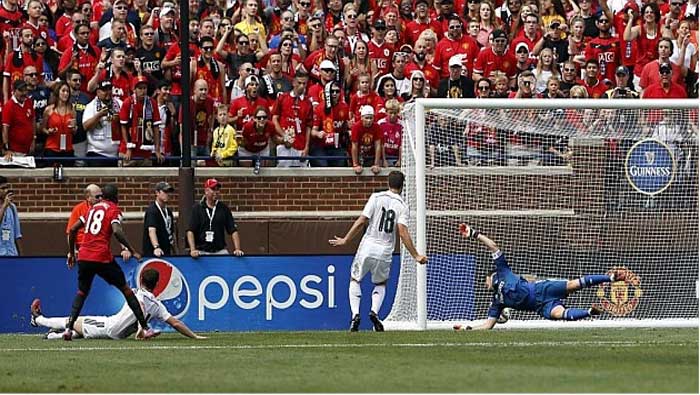 Young aprovechó dos errores de Casillas para batir el arco merengue y colaborar en la victoria del Manchester United (Marca)