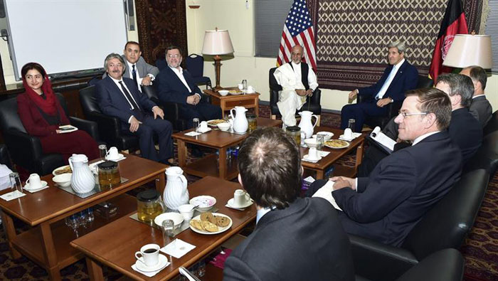 Kerry se reunió con los dos aspirantes a la presidencia
