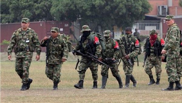 El gobierno de Juan Manuel Santos promueve el proceso de paz con las FARC y el ELN (Archivo)