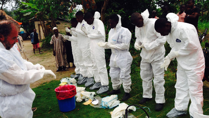 La epidemia de ébola ha dejado desde principios de año casi mil muertos entre los más de mil 700 presuntos casos detectados en África. (Foto: Reuters)