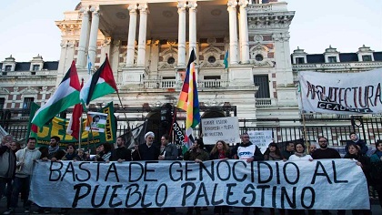 Asistentes a la marcha, manifestaron que Israel masacra palestinos mientras los países “civilizados” miran para otro lado y la ONU se limita a emitir tibias declaraciones de rechazo. (Foto: Hispantv)