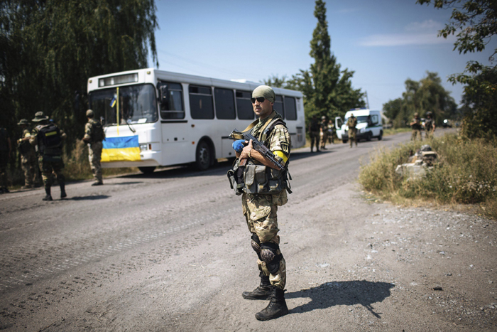 El Ejército ucraniano custodia las zonas para el paso de la ayuda humanitaria. (EFE)