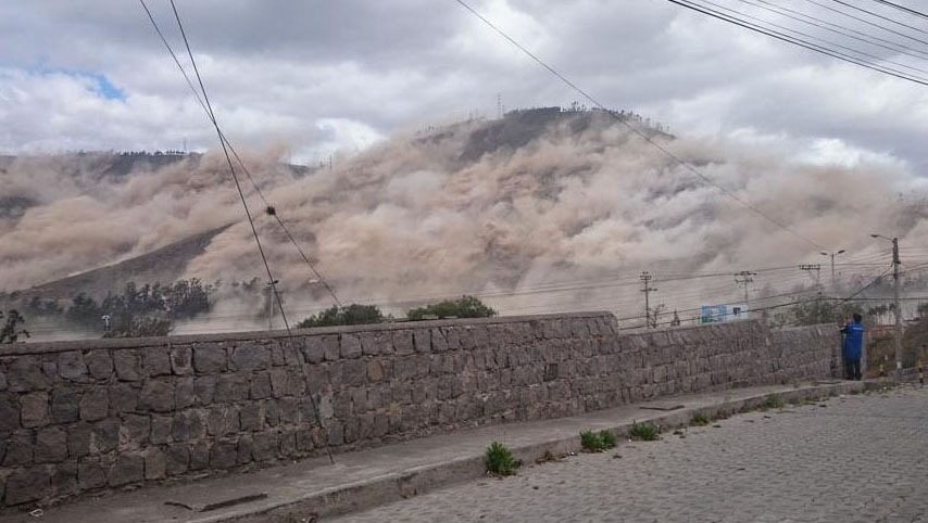 Nube de polvo tras el movimiento telúrico en Ecuador. (El Telégrafo)