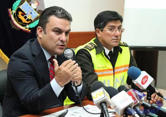 Ministro del Interior de Ecuador, José Serrano, hizo un llamado a mantener la calma en la capital ecuatoriana tras los sismos y réplicas registrados este martes. (Foto: Andes)