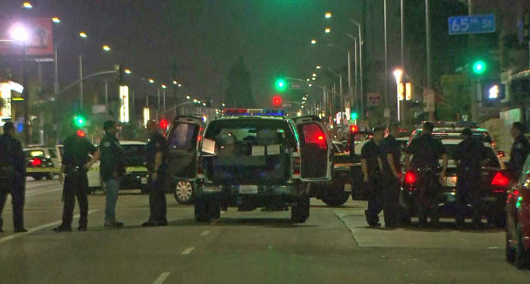 Policía de Los Ángeles en la escena donde se suscitó la muerte del joven afroamericano. (Foto: KTLA)